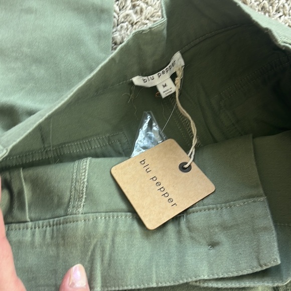 NWT Blu Pepper Crop Pant Button Olive size Medium - Picture 12 of 14